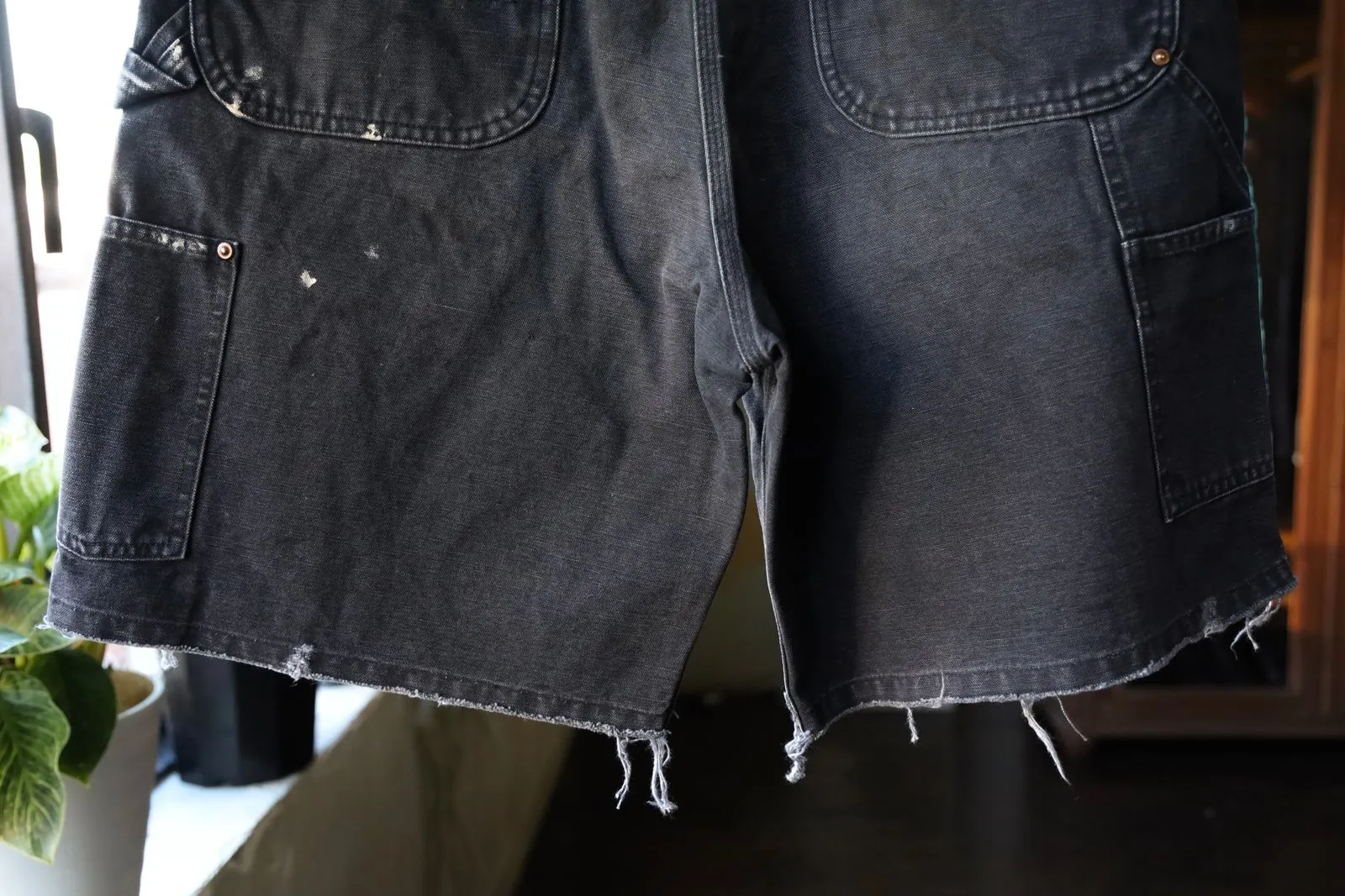 SAINT Mxxxxxx DOUBLE KNEE SHORTS/BLK Knee patches splashed with ink, washed and damaged denim shorts. Washed black S-XL. Custom woven and dyed denim denim with clear texture. Rewashed and faded to create local mottled fading/hole effects. Artificial distressing to simulate natural traces of wear. Original consistent damage treatment. Hand splashed ink and paint. Original consistent wash mark/pocket mark. Double knee patch. Rivet reinforcement. Improve functionality and enhance design.